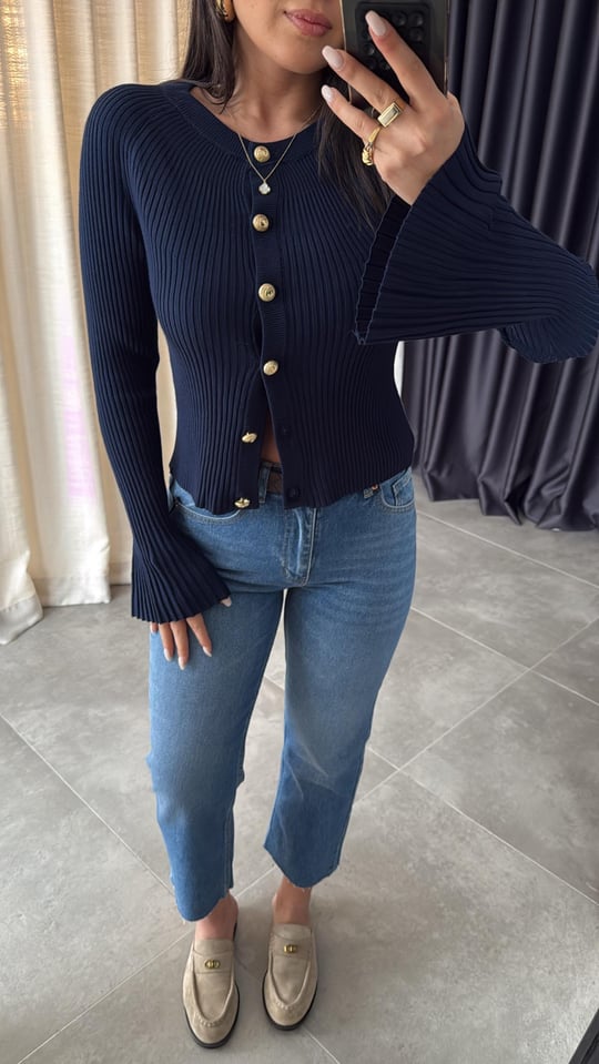 Crew neck buttoned Spanish sleeve knitwear